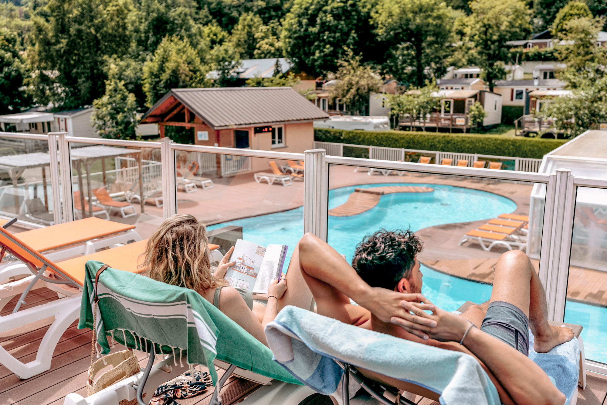 detente couple transat vacances camping les fontaines