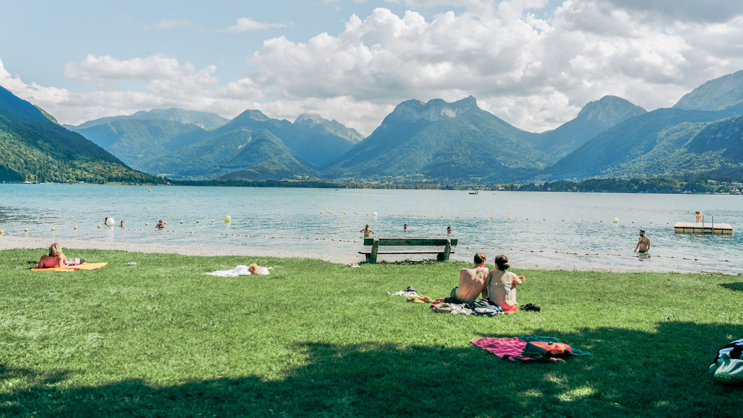 détente pendant les vacances en famille au lac d'Annecy
