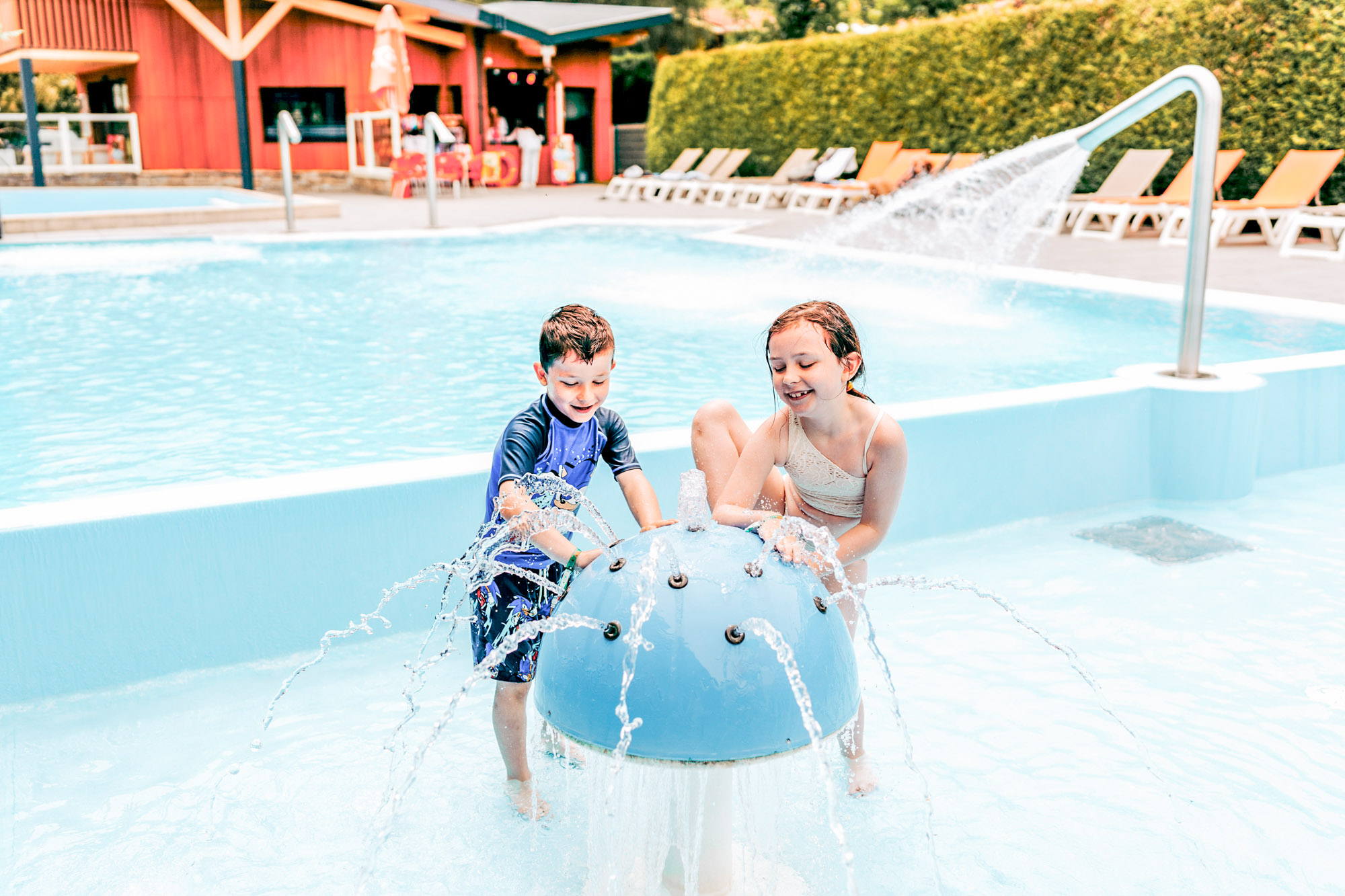 jeu eau enfants vacances famille lac annecy