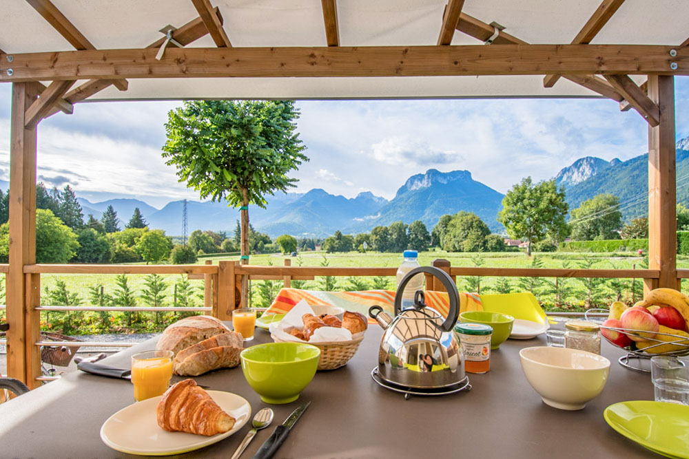 petit déjeuner terrasse mobil home