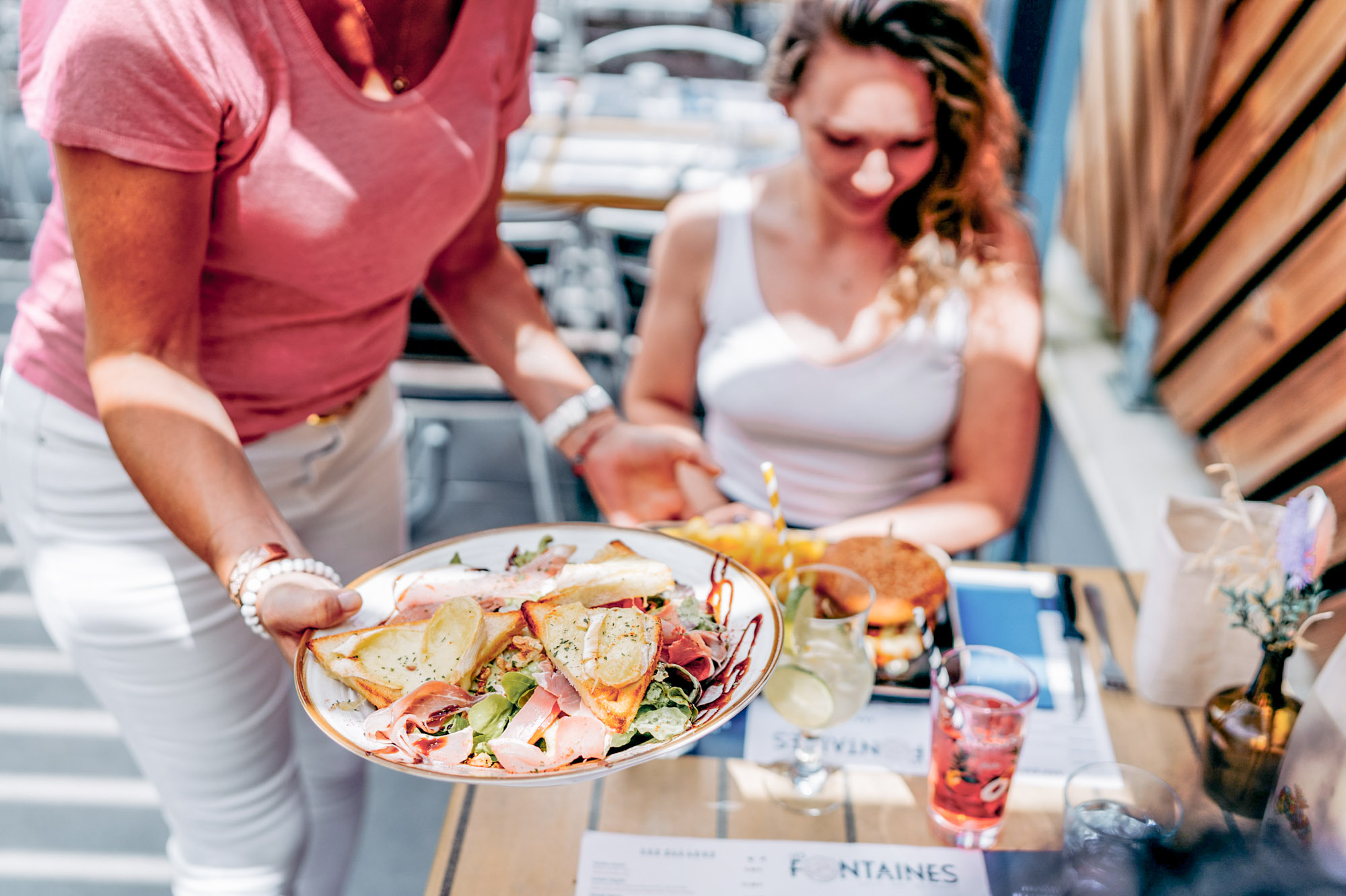 serveuse restaurant camping les fontaines